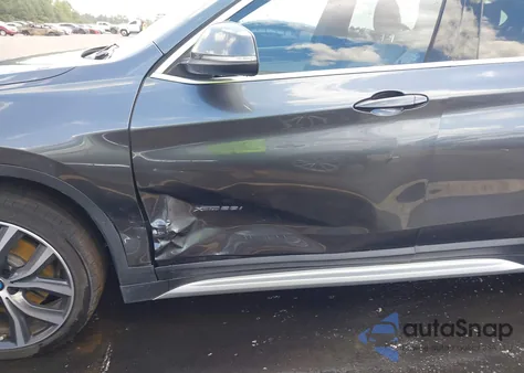 2017 BMW X1 xDrive28I из США, поврежденный, VIN WBXHT3C39H5F87921